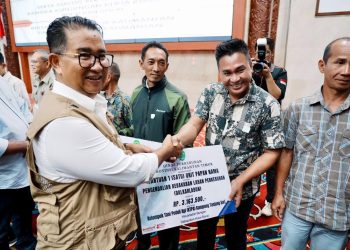 Serahkan Bantuan Pemprov Kaltim