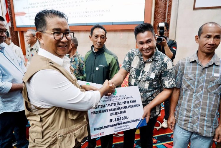 Serahkan Bantuan Pemprov Kaltim Akmal Malik Berharap Bisa Mengakselerasi Pembangunan di Mahakam Ulu