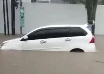 Ratusan Rumah Terendam Dan Sebuah Mobil Terseret Banjir di Jember