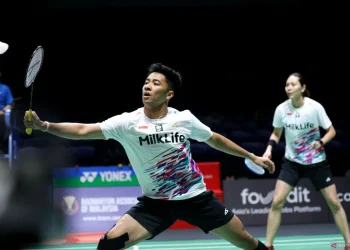 Pasangan ganda campuran Indonesia Dejan Ferdinansyah/Gloria Emanuelle Widjaja saat bersua ganda campuran Jepang Hiroki Midorikawa/Natsu Saito di babak 16 besar Malaysia Terbuka 2025 di Court 2 Axiata Arena, Kuala Lumpur, Kamis (09/01/2025). (HO-PBSI)