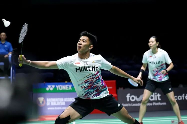 Pasangan ganda campuran Indonesia Dejan Ferdinansyah/Gloria Emanuelle Widjaja saat bersua ganda campuran Jepang Hiroki Midorikawa/Natsu Saito di babak 16 besar Malaysia Terbuka 2025 di Court 2 Axiata Arena, Kuala Lumpur, Kamis (09/01/2025). (HO-PBSI)