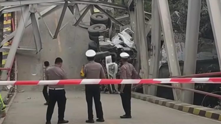 Jembatan Busui di Paser Ambruk Ditabrak Truk Jalur Kaltim-Kalsel Lumpuh Total