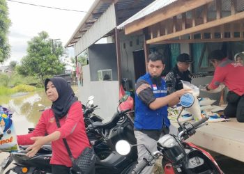 Dinsos Salurkan Bantuan 100 Paket Permakanan Korban Banjir Samarinda