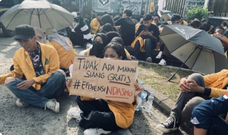 Mahasiswa Demo di Kantor DPRD Kaltim Tolak Inpres Mengenai Efisiensi Anggarn