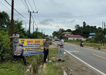 Jasa Raharja Kutai Timur Pasang Spanduk  Imbauan Pengendara Roda 2 dan Roda 4