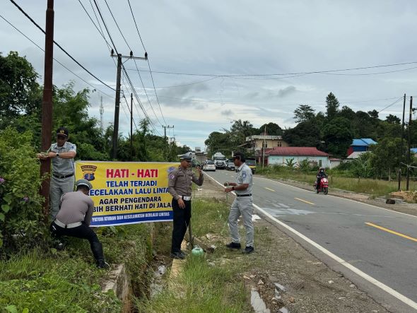 Jasa Raharja Kutai Timur Pasang Spanduk Imbauan Pengendara Roda 2 dan Roda 4