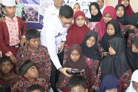 Kantor Imigrasi Kelas I TPI Samarinda Beri Makanan Bergizi Siswa SD