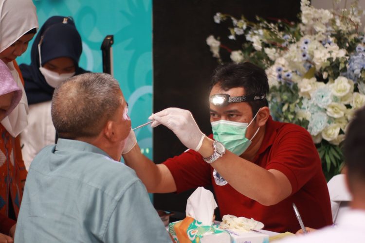 Padati Convention Hall Masyarakat Antusias Periksa Kesehatan Gratis