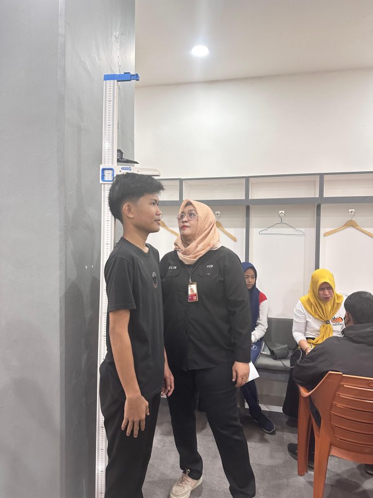 100 Orang Siswa Sekolah Rakyat Ikuti CKG di Gor Segiri Kolaborasi Dinas Kesehatan dan Dinas Sosial