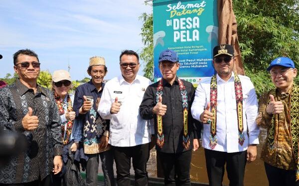 Kunjungan Menteri LH ke Kota Bangun Serahkan LPJU Tenaga Surya kepada Pokdarwis Desa Pela.