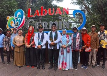 Terkesima dengan Keindahan Labuan Cermin