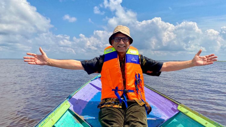 Kaltim Healt Advisor, Afzal Mahmood Kunjungi Muara Enggelam "Luar Biasa Keindahannya, Desa tanpa Daratan"