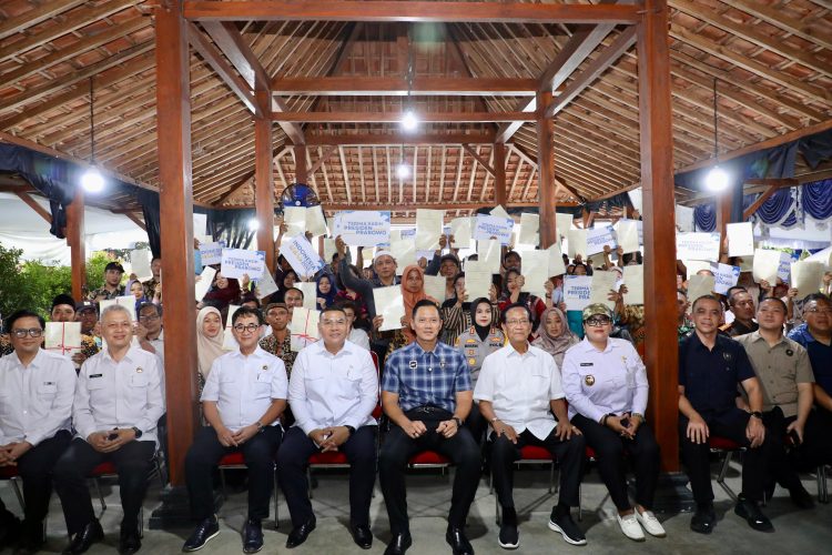 Sri Sultan Hamengkubuwono X Apresiasi Penyerahan Sertipikat Tanah untuk Masyarakat Gunungkidul