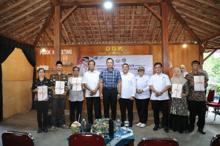 Dampingi Menko AHY Serahkan Sertipikat di Gunungkidul Wamen Ossy: Ini Wujud Nyata Kolaborasi