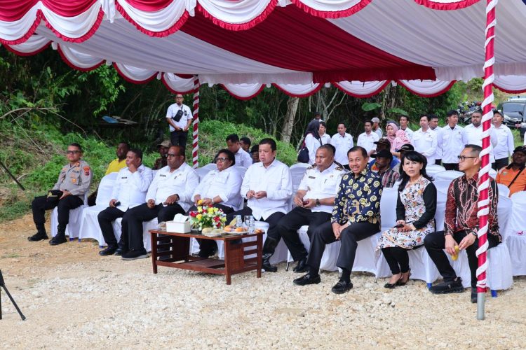Menteri Nusron Saksikan Pemasangan Patok Skouw Yambe Realisasi Percepatan Sertipikasi Tanah Ulayat di Papua