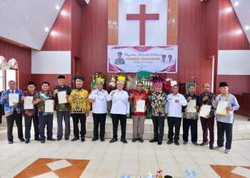 Menteri Nusron Serahkan 10 Sertipikat di Jayapura