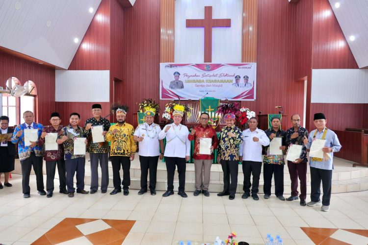 Menteri Nusron Serahkan 10 Sertipikat di Jayapura Pemerintah Kebut Sertipikasi Seluruh Tempat Ibadah di Papua