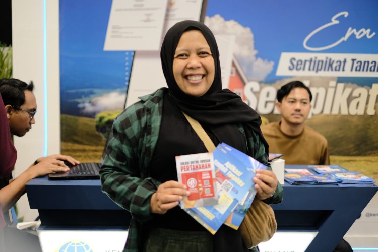 Tergerak Saat Jadi Relawan Cianjur Ibu Eva Beralih ke Sertipikat Elektronik demi Keamanan Dokumen