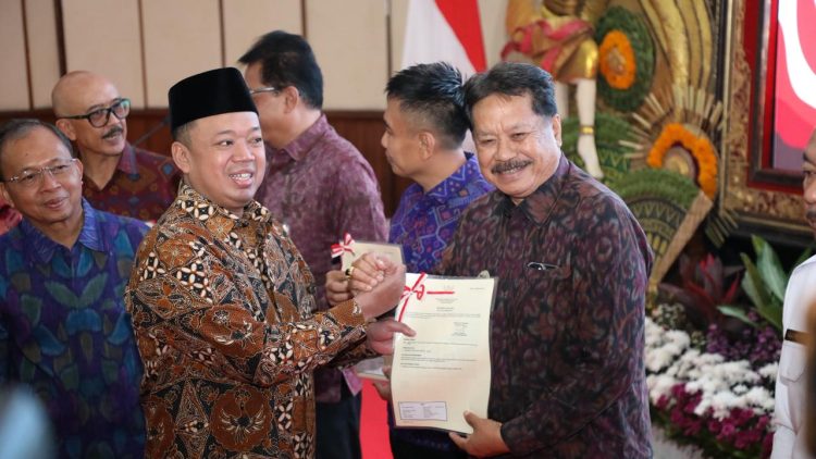Menteri Nusron Tegaskan Sertipikasi Dorong Pertumbuhan Ekonomi Serahkan 36 Sertipikat di Bali