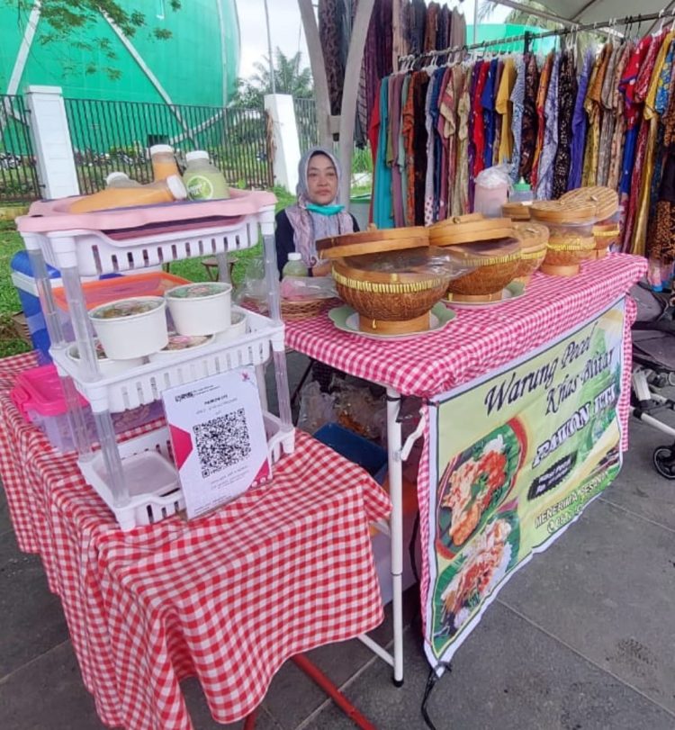 Nasi Pecel Khas Blitar “Pawon Uti” Milik Bu Kanti Jadi Buruan Pengunjung di Wisata Belanja GOR Sempaja