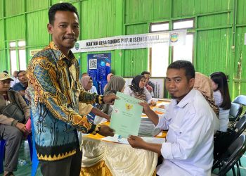 Kantah Bulungan Serahkan Sertipikat PTSL kepada Masyarakat Desa Gunung Putih