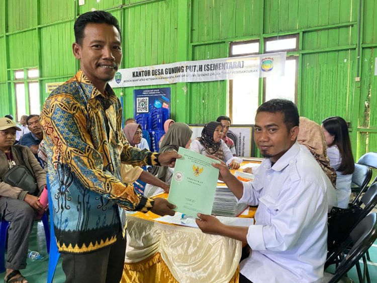 Kantah Bulungan Serahkan Sertipikat PTSL kepada Masyarakat Desa Gunung Putih