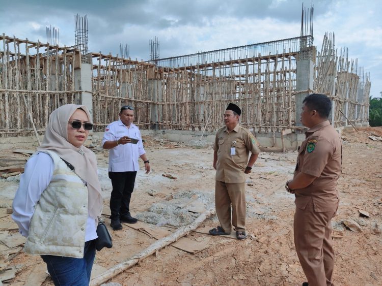 Pembangunan SMAN 3 Longikis Mangkrak, Siswa Belajar di Gedung Bocor Tinjau Langsung, Hj Syahariah Mas'ud Siap Perjuangkan Kelanjutannya