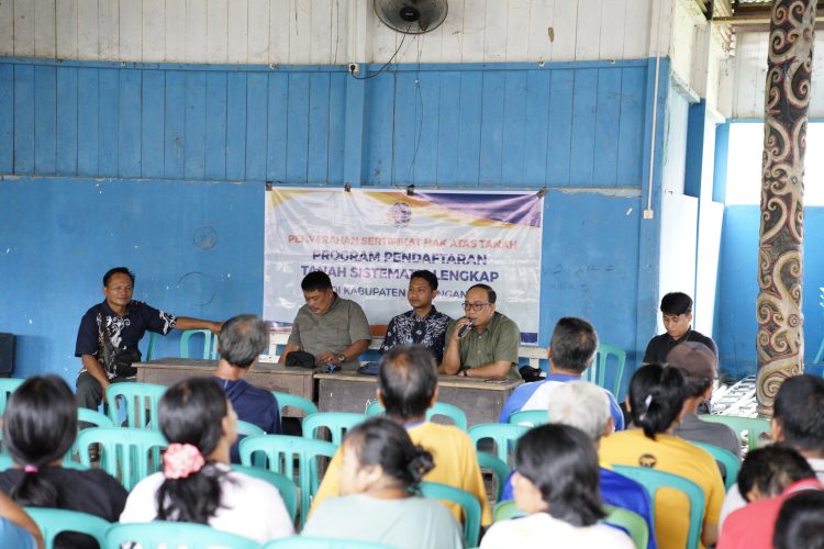 Kantah Bulungan Serahkan 83 Sertipikat PTSL kepada Warga Desa Naha Aya