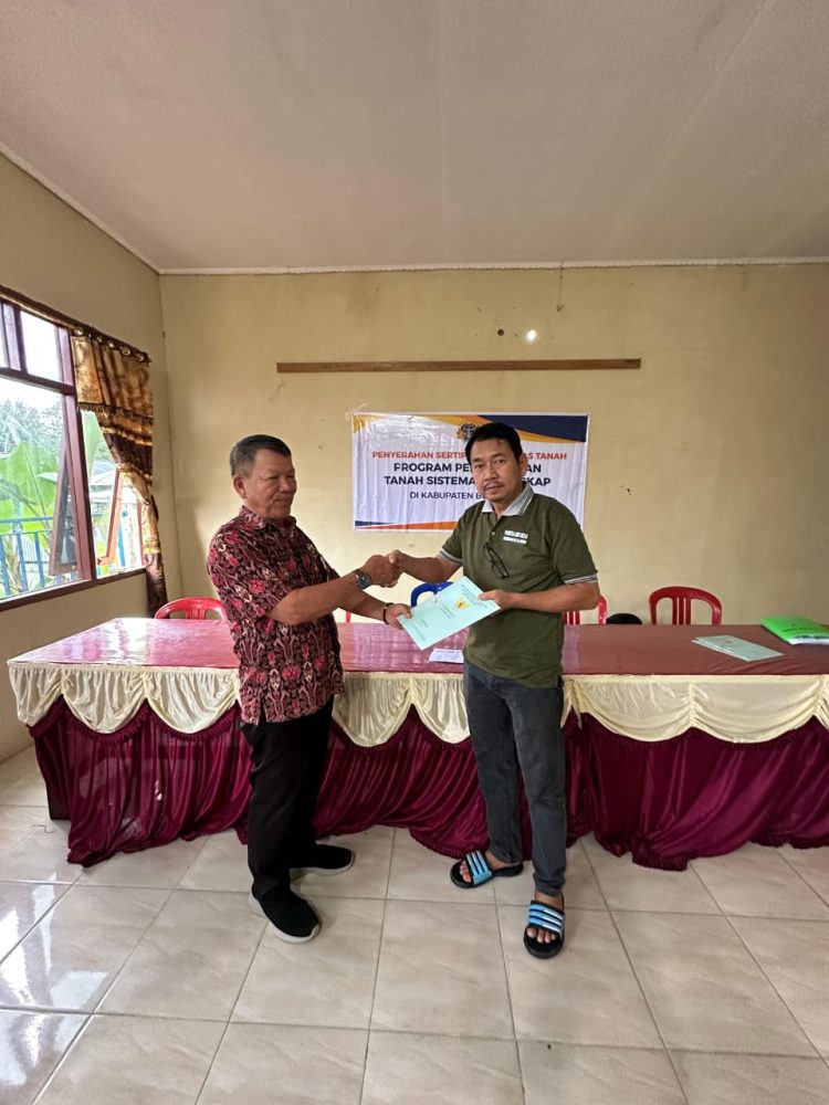 98 Sertipikat PTSL Diserahkan kepada Warga Desa Tengkapak