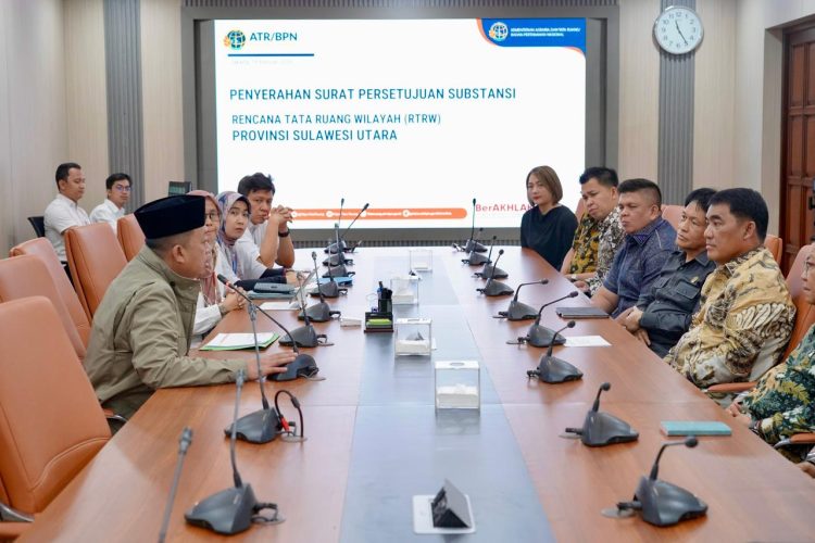 Menteri Nusron Serahkan Persub RT/RW Sulawesi Utara