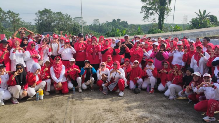 Ratusan Warga Antusias Ikuti Senam Jantung Sehat di Tenggarong Seberang Dihadiri Ketua YJI Kaltim, Hj Wahyu Seno Aji