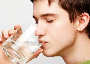 Ahli Gizi Ungkap Fakta: Air Putih Bantu Diet, Tapi Tak Bisa Bakar Lemak Secara Instan