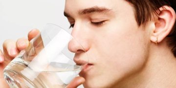 Ahli Gizi Ungkap Fakta: Air Putih Bantu Diet, Tapi Tak Bisa Bakar Lemak Secara Instan