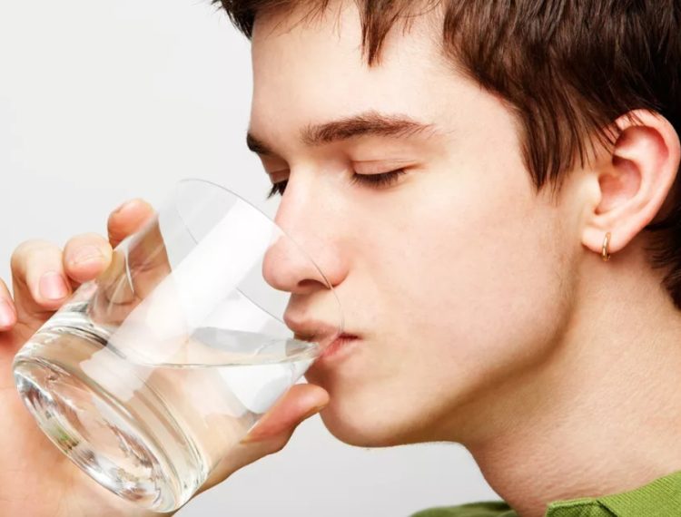 Ahli Gizi Ungkap Fakta: Air Putih Bantu Diet, Tapi Tak Bisa Bakar Lemak Secara Instan