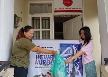 PWI Kaltim Salurkan 150 Paket Daging Kurban untuk Wartawan dan Keluarga Senior