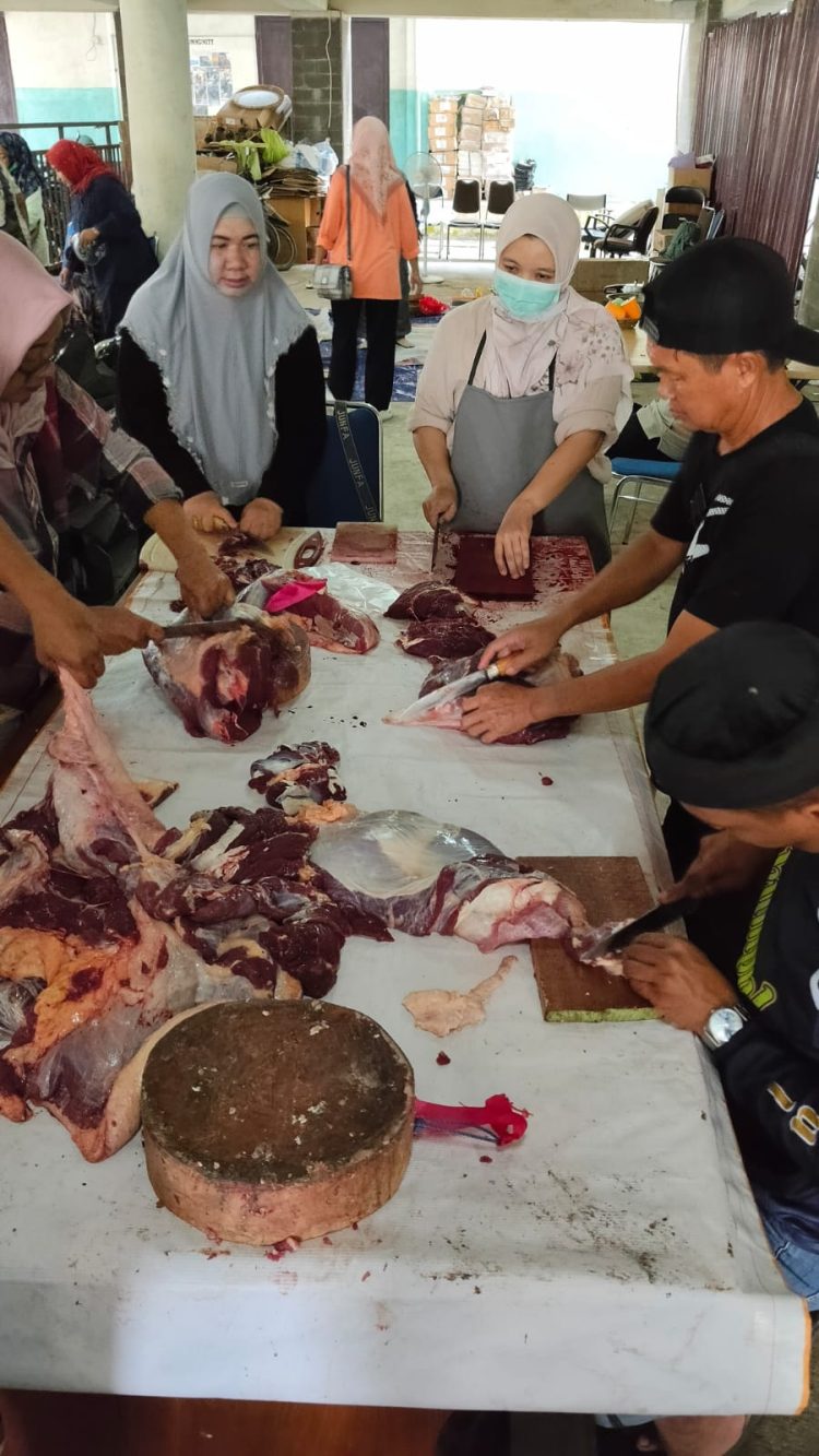 Dinkes Kaltim Sembelih 7 Hewan Kurban, Daging Disalurkan hingga Panti Asuhan