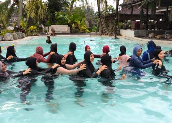 Jaga Kebugaran dan Redakan Stres, Aqua Yoga Jadi Pilihan Olahraga Ramah Sendi
