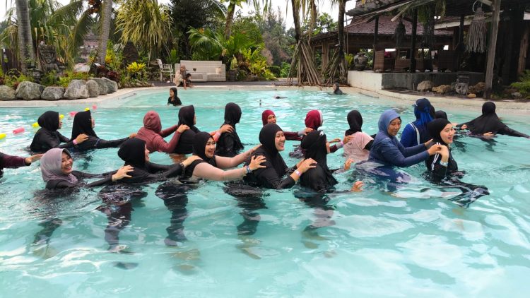 Jaga Kebugaran dan Redakan Stres, Aqua Yoga Jadi Pilihan Olahraga Ramah Sendi