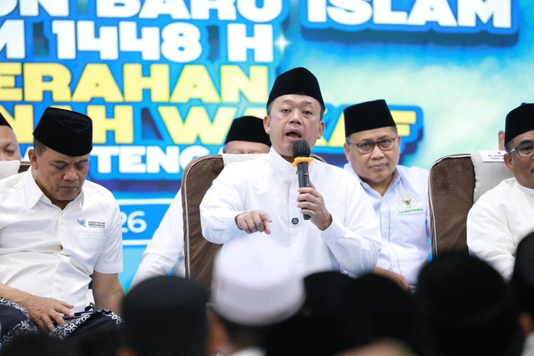 Peringatan 1 Muharam 1448 H, Menteri Nusron Serahkan 243 Sertipikat Tanah Wakaf di Jawa Tengah