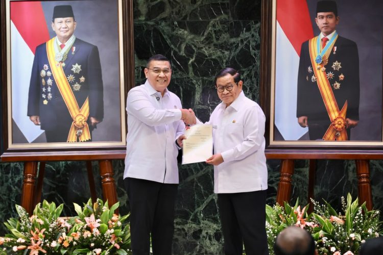 Kado HUT Jakarta ke-499: Wamen Ossy Serahkan 499 Sertipikat Aset Pemprov Bernilai Rp22,25 Triliun