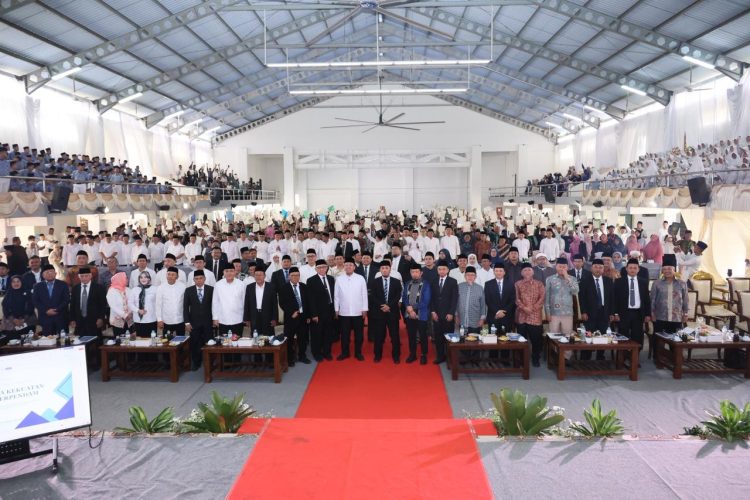 Nusron Minta Penerima Sertipikat Wakaf Jadi Pionir Percepatan Sertipikasi Aset Umat