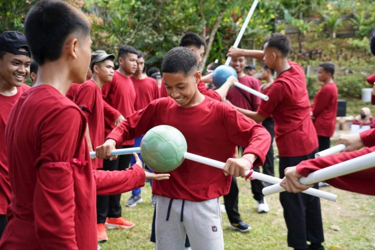 Anak Asuh UPTD PSAAH Diajak Wisata Pendidikan di Istana Bunga Jembayan