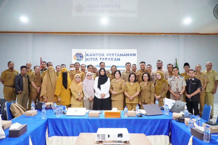 BPN Tarakan Serahkan 68 Sertipikat PTSL kepada Warga Juata Laut