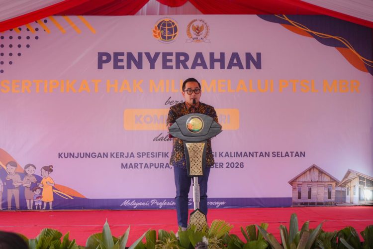 Wamen Ossy Serahkan Sertipikat bagi MBR di Kalsel, Dukung Penyediaan Rumah Layak Huni Lewat Legalitas Tanah